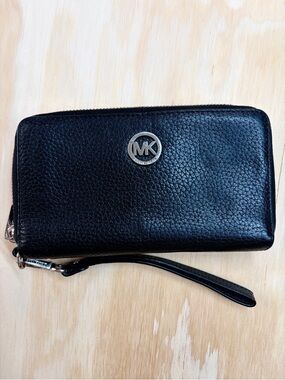 Michael Kors Fulton Pebbled Leather Smartphone Wristlet - Black/Silver